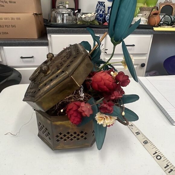 Vintage Brass Box w/Flowers - Picture 4 of 6